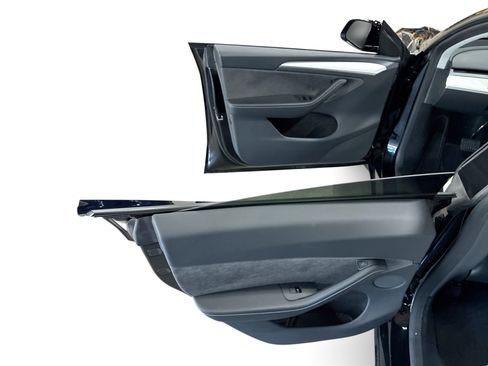 Certified 2023 Tesla Model Y AWD image 10
