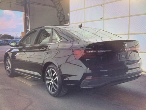 Used 2025 Volkswagen Jetta SE FWD image 3