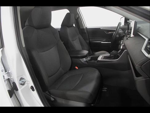 Used 2025 Toyota RAV4 XLE AWD/4WD image 17