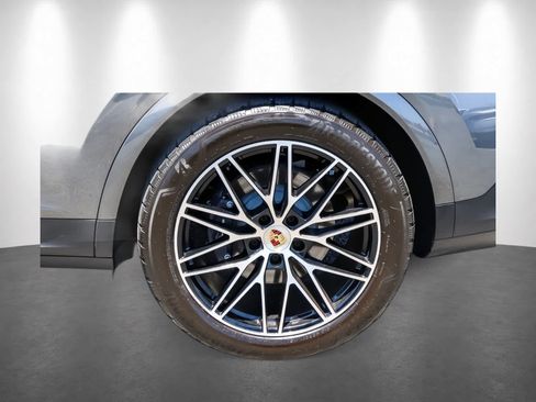 Used 2024 Porsche Cayenne AWD/4WD image 13
