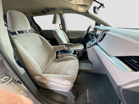 Used 2015 Toyota Sienna LE AWD/4WD image 22