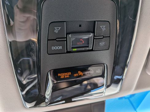 Certified 2021 Toyota Venza LE w/ Carpet Mat Package (TMS) image 20