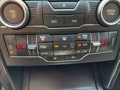 Used 2016 Ford Explorer XLT w/ Equipment Group 201A AWD/4WD image 27