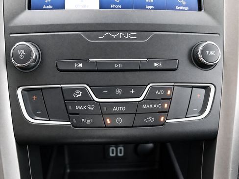 Used 2020 Ford Fusion SE FWD image 32