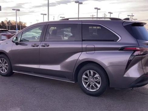 Used 2024 Toyota Sienna LE image 7