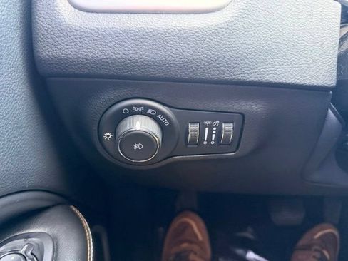 Used 2020 Jeep Compass Latitude w/ Popular Equipment Group FWD image 19