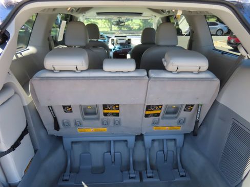 Used 2014 Toyota Sienna XLE FWD image 39