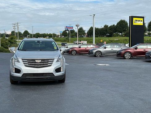 Used 2017 Cadillac XT5 Luxury FWD image 2