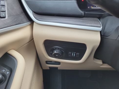 Used 2024 Jeep Grand Cherokee Limited image 12