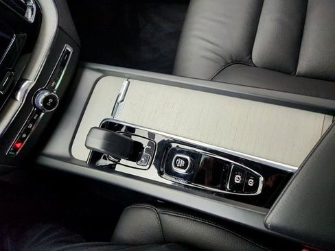 Certified 2025 Volvo XC60 B5 Plus image 22