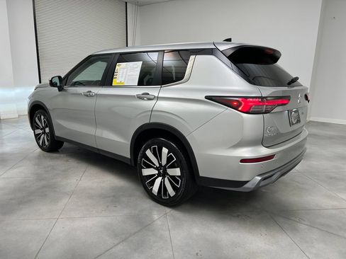 Used 2025 Mitsubishi Outlander SE FWD image 6