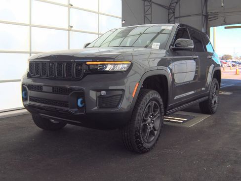 Used 2024 Jeep Grand Cherokee Trailhawk w/ Advanced Protech Group II AWD/4WD image 7