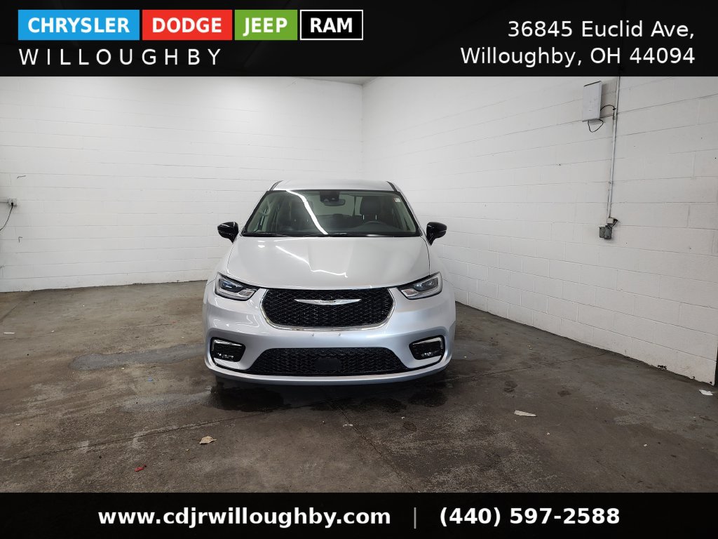 Used 2024 Chrysler Pacifica Touring-L FWD image 2