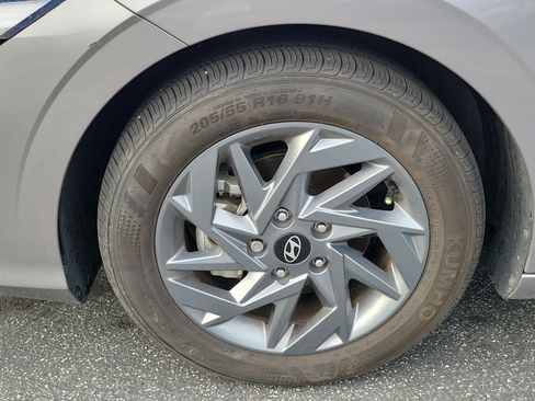Used 2024 Hyundai Elantra SEL FWD image 2