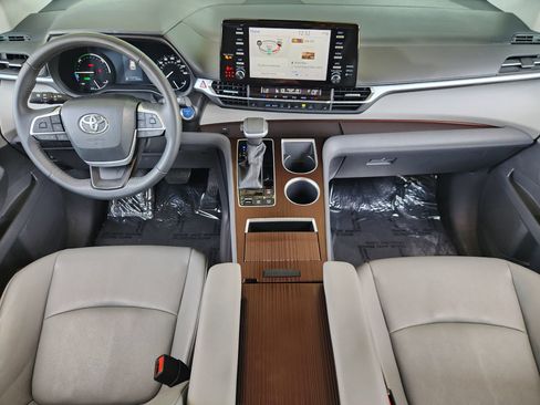 Used 2023 Toyota Sienna XLE FWD image 2
