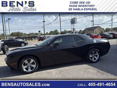 Used 2015 Dodge Challenger SXT RWD image 1