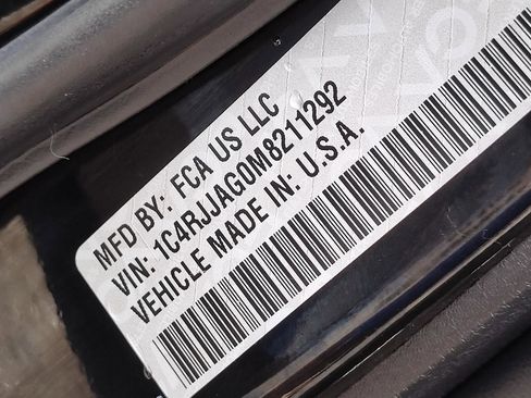 Used 2021 Jeep Grand Cherokee L Laredo image 14