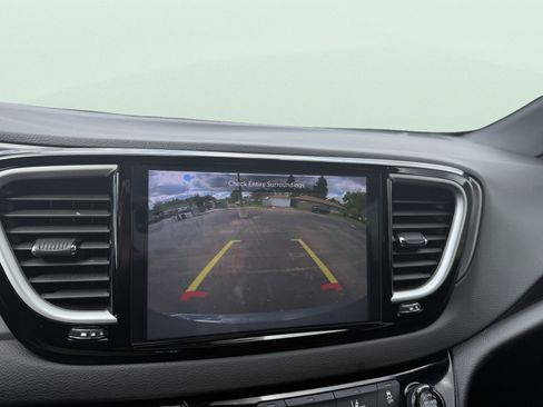 Used 2025 Chrysler Pacifica Select FWD image 26