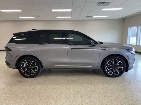 Used 2024 Lincoln Nautilus Reserve image 5