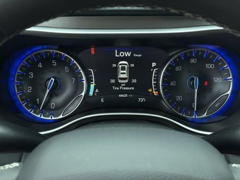 Used 2023 Chrysler Pacifica Touring-L FWD image 21