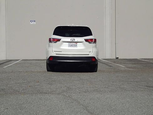 Used 2015 Toyota Highlander Plus FWD image 4