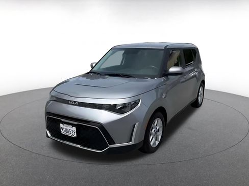 Used 2025 Kia Soul LX w/ LX Technology Package FWD image 7