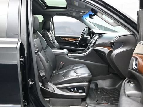 Used 2019 Cadillac Escalade Luxury AWD/4WD image 30