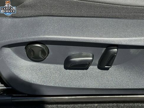 Used 2022 Volkswagen Tiguan SE w/ Panoramic Sunroof Package AWD/4WD image 17