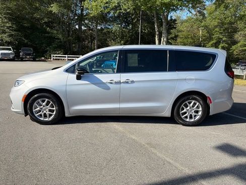Used 2024 Chrysler Pacifica Touring-L FWD image 3