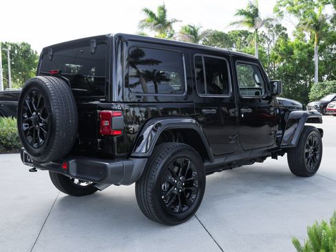 Used 2025 Jeep Wrangler Unlimited Sahara w/ Safety Group AWD/4WD image 25
