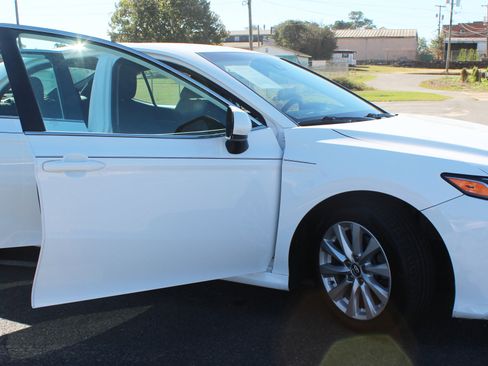 Used 2020 Toyota Camry LE image 8