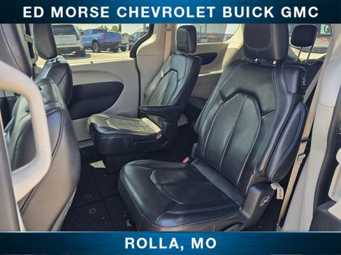 Used 2021 Chrysler Pacifica Touring-L FWD image 17