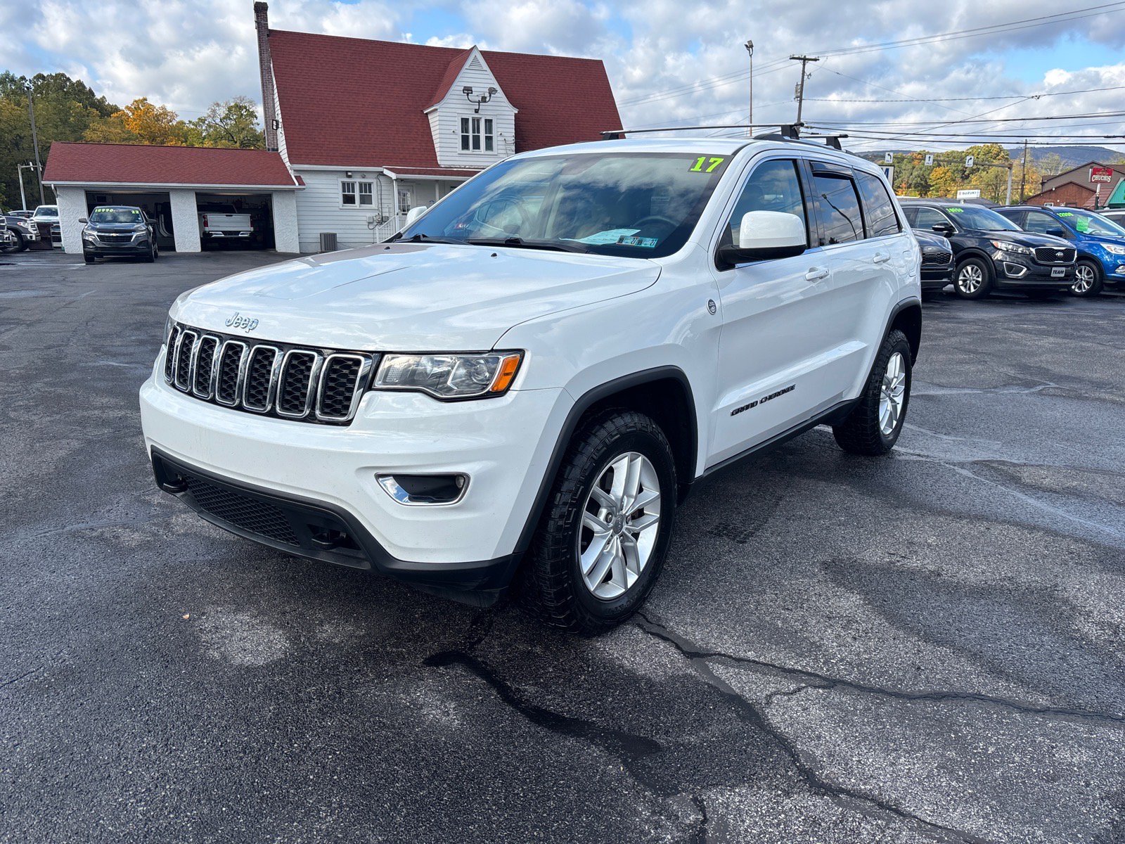 Used 2017 Jeep Grand Cherokee Laredo w/ Quick Order Package 23E AWD/4WD image 3