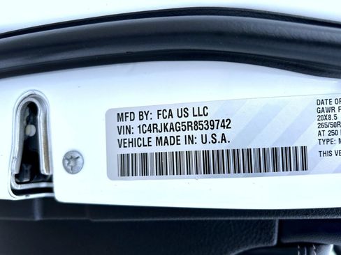 Used 2024 Jeep Grand Cherokee L Altitude AWD/4WD image 28