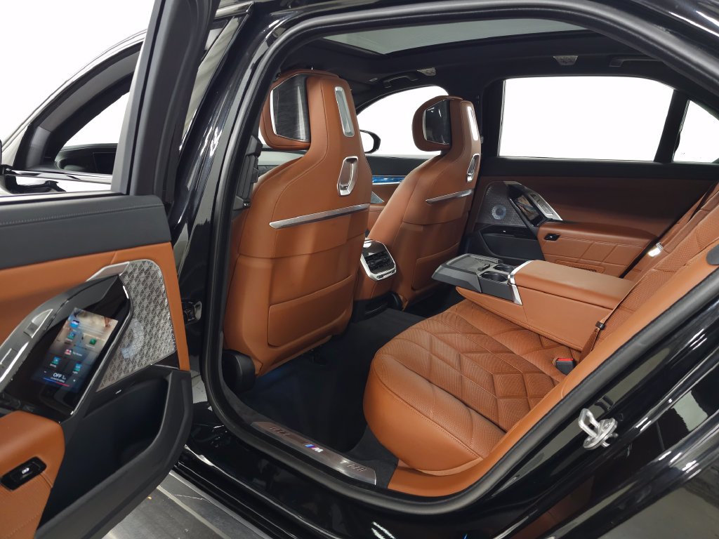 Used 2023 BMW 760i xDrive AWD/4WD image 40