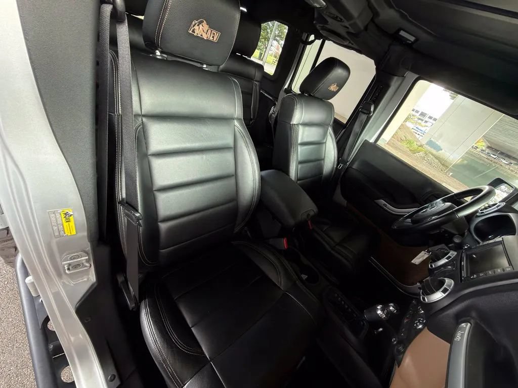 Used 2011 Jeep Wrangler Unlimited Rubicon w/ Dual Top Group AWD/4WD image 31