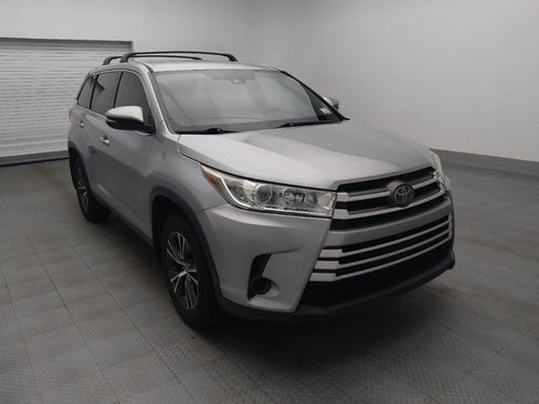 Used 2019 Toyota Highlander LE AWD/4WD image 13