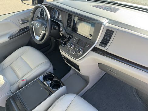 Used 2017 Toyota Sienna XLE image 19