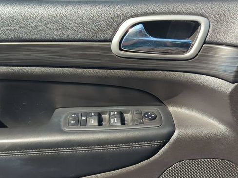 Used 2019 Jeep Grand Cherokee Altitude AWD/4WD image 13