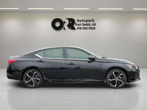 Used 2024 Nissan Altima 2.5 SR w/ SR Premium Package FWD image 6