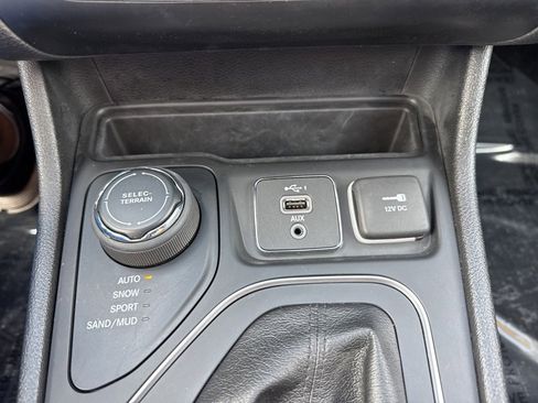 Used 2021 Jeep Cherokee Latitude Lux w/ Comfort/Convenience Group image 6