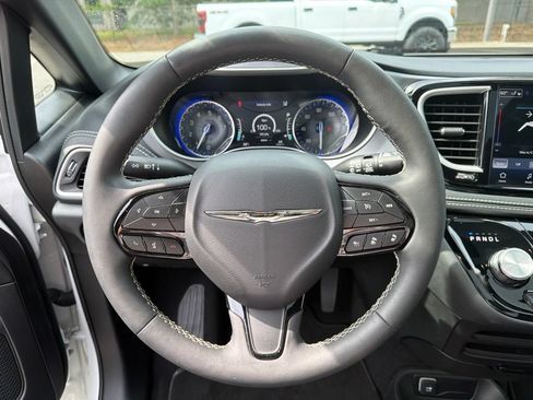 Used 2023 Chrysler Pacifica Touring-L w/ S Appearance Package AWD/4WD image 15
