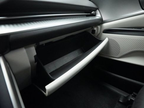 Certified 2024 Kia Carnival LX image 30