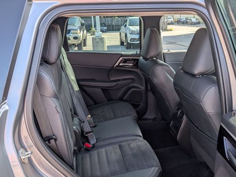 Used 2023 Mitsubishi Outlander SE image 11