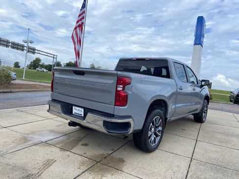 Used 2024 Chevrolet Silverado 1500 LT AWD/4WD image 11