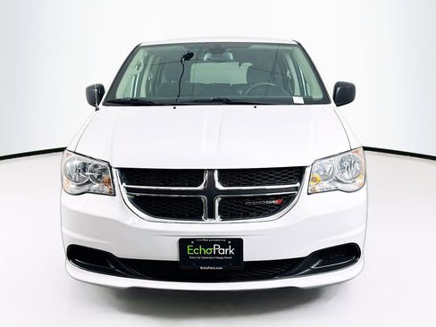 Used 2019 Dodge Grand Caravan SE w/ UConnect Hands-Free Group image 2
