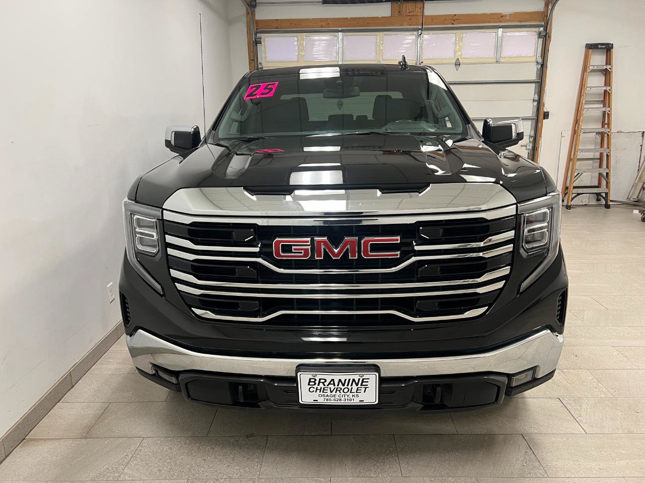 Used 2025 GMC Sierra 1500 SLT AWD/4WD image 11