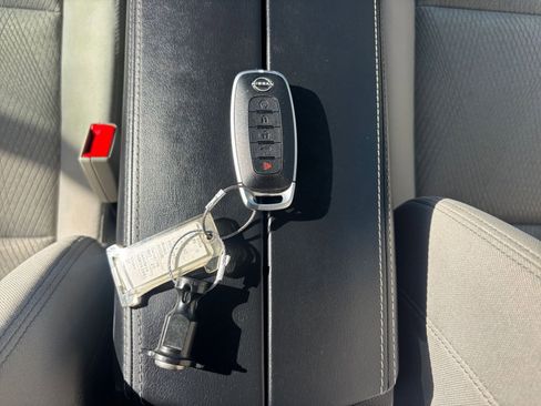 Used 2025 Nissan Rogue SV image 21