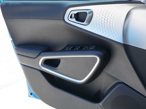 Used 2025 Kia Soul S FWD image 17