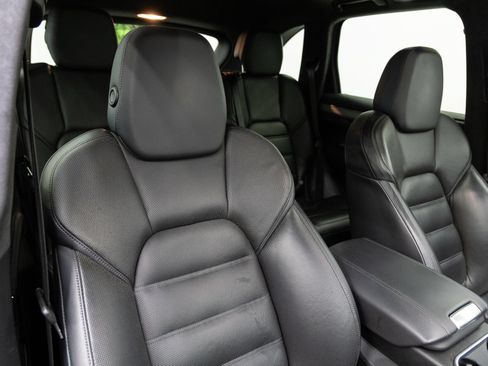 Used 2011 Porsche Cayenne Turbo AWD/4WD image 21